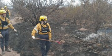 Sin descanso se trabaja en el incendio del Velazco