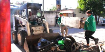 Operativo integral en barrio Islas Malvinas refuerza el saneamiento ambiental y la iluminación pública