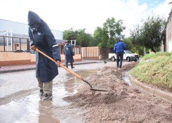 Tras el fuerte temporal, continúan los trabajos de asistencia y reparación en Capital y el interior