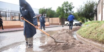 Tras el fuerte temporal, continúan los trabajos de asistencia y reparación en Capital y el interior