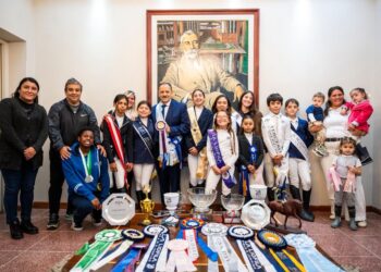 Quintela recibió a deportistas del hipismo riojano que lograron tres podios en una competencia internacional