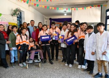 La Provincia entregó 36 kits de robótica para fortalecer la educación tecnológica en escuelas del interior