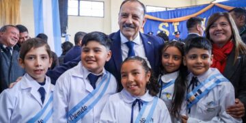 QUINTELA ENCABEZÓ LA PROMESA A LA BANDERA EN FAMATINA Y DESTACÓ EL VALOR DE LA EDUCACIÓN Y EL PATRIOTISMO 🇦🇷
