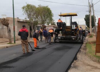 Rioja Vial avanza con la etapa final de la repavimentación del barrio Argentino