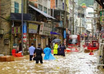 Inundaciones, destrozos y olas gigantes: los impactantes efectos de dos tifones en China y Japón