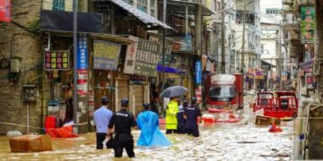Inundaciones, destrozos y olas gigantes: los impactantes efectos de dos tifones en China y Japón