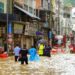 Inundaciones, destrozos y olas gigantes: los impactantes efectos de dos tifones en China y Japón