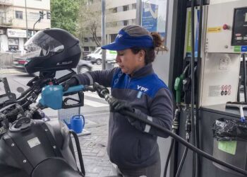 YPF confirmó que aumentará la nafta y el gasoil un 1% desde hoy